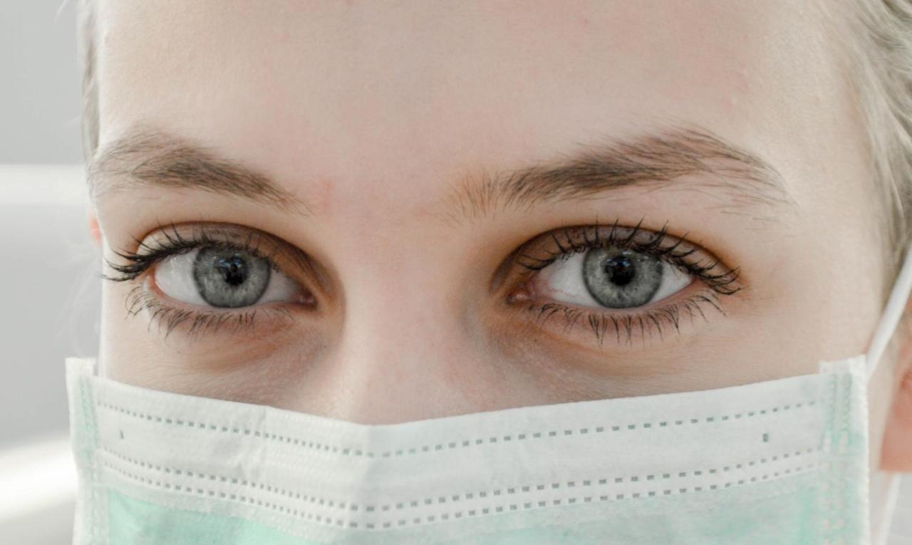 Novotel Chennai Sipcot ภายนอก รูปภาพ A doctor wearing a surgical mask