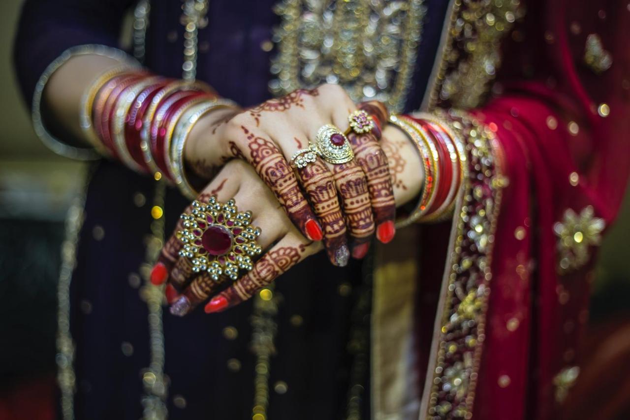 Novotel Chennai Sipcot ภายนอก รูปภาพ A bride with henna on her hands