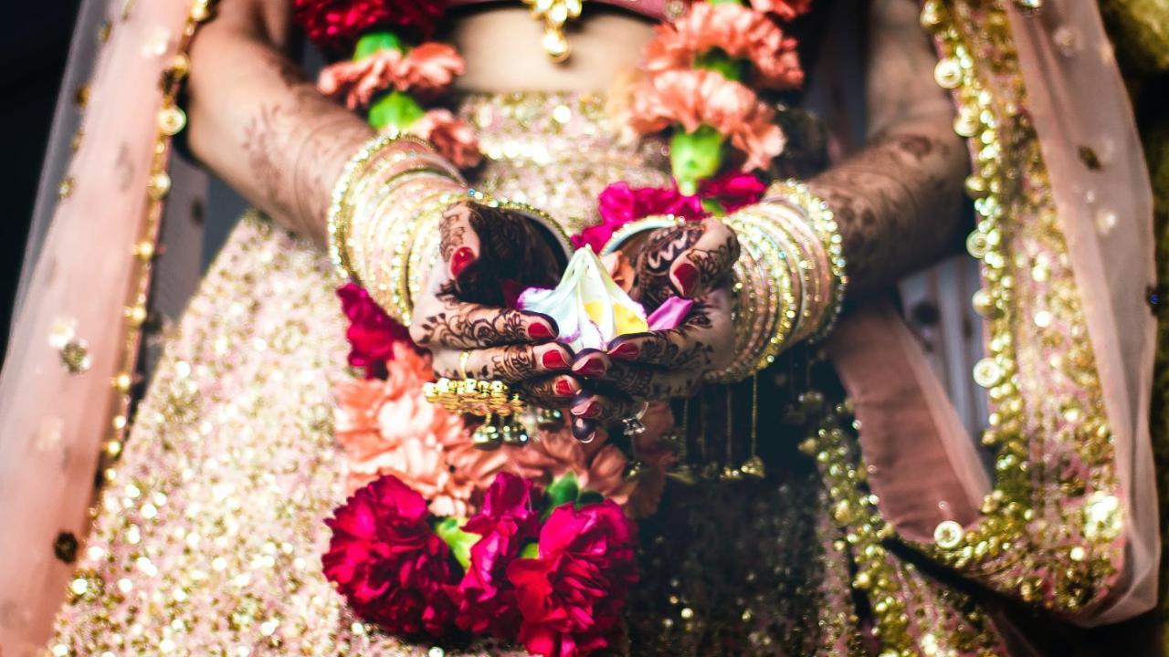 Novotel Chennai Sipcot ภายนอก รูปภาพ Bride holding a pot of haldi