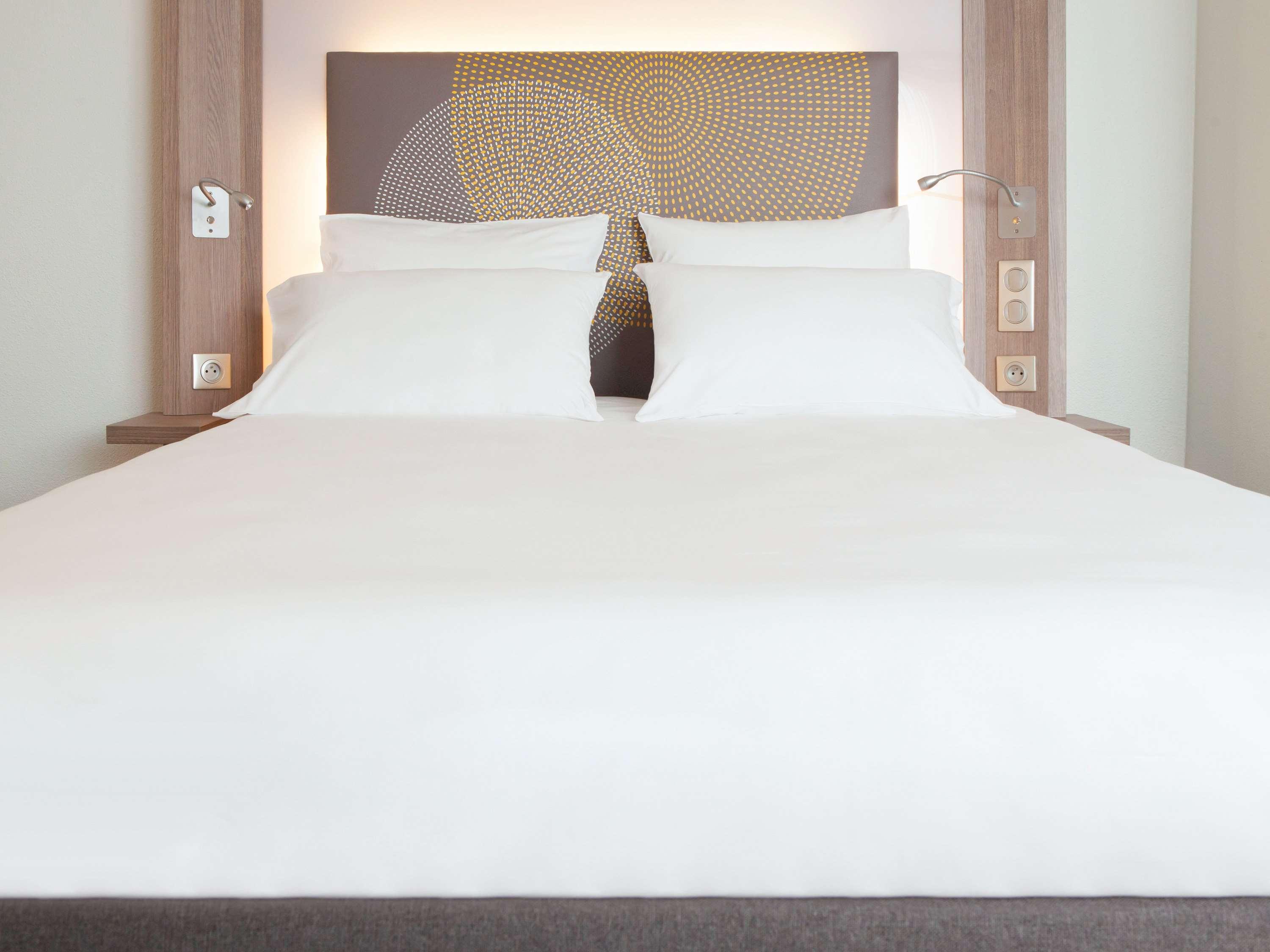 Novotel Chennai Sipcot ภายนอก รูปภาพ A bed with a duvet