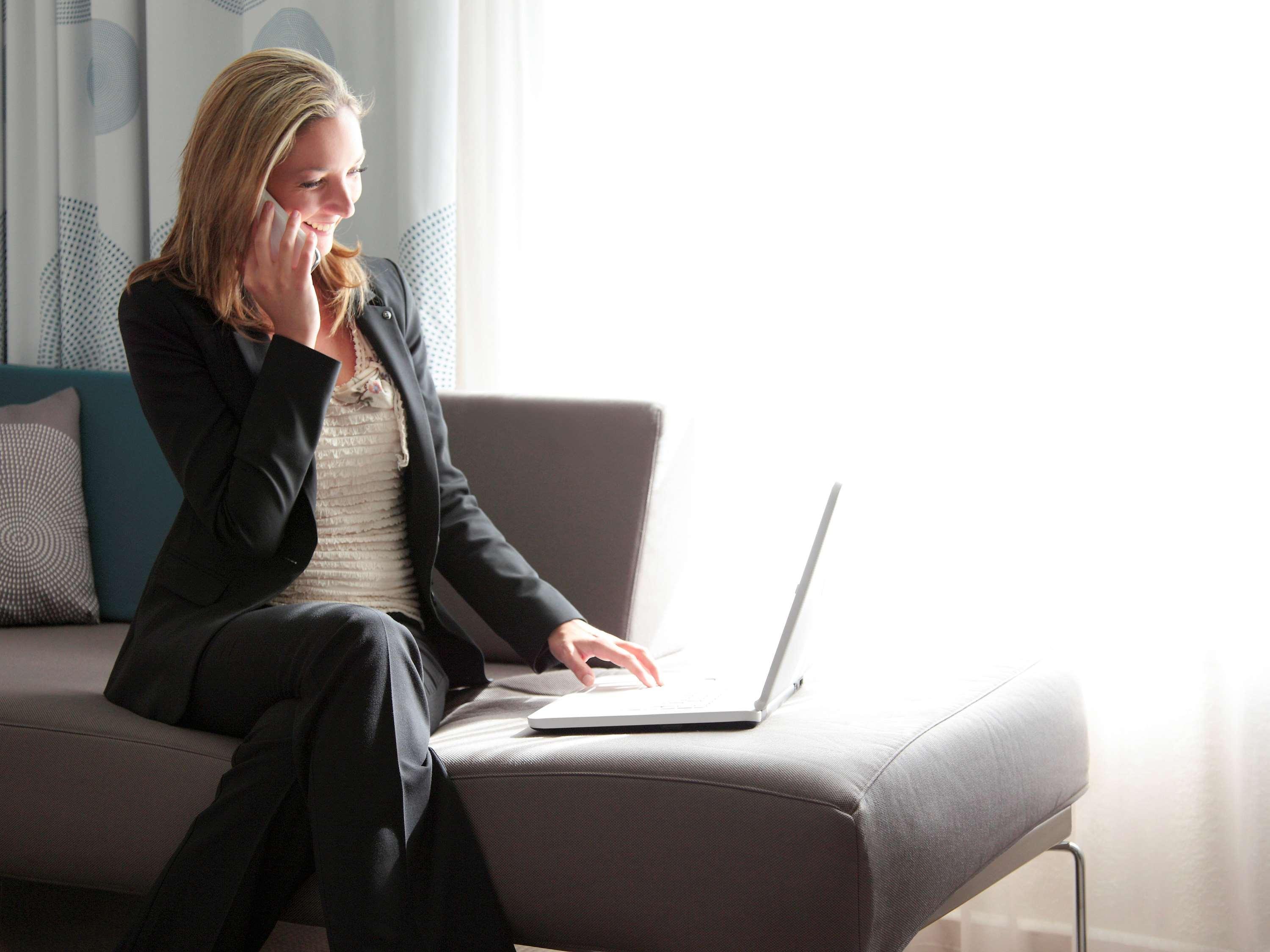Novotel Chennai Sipcot ภายนอก รูปภาพ A woman working from home