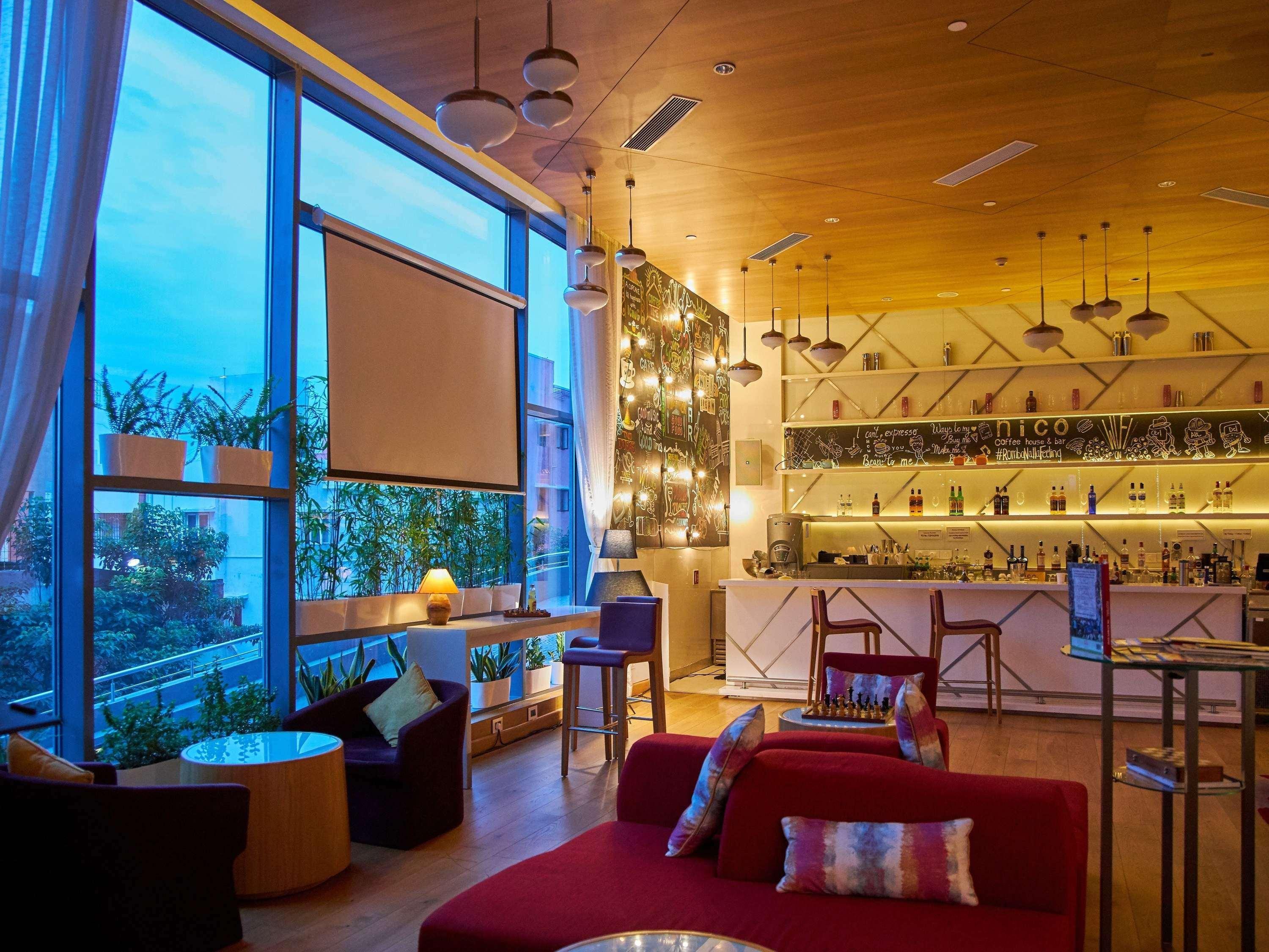 Novotel Chennai Sipcot ภายนอก รูปภาพ The bar at the 360° Sky Lounge