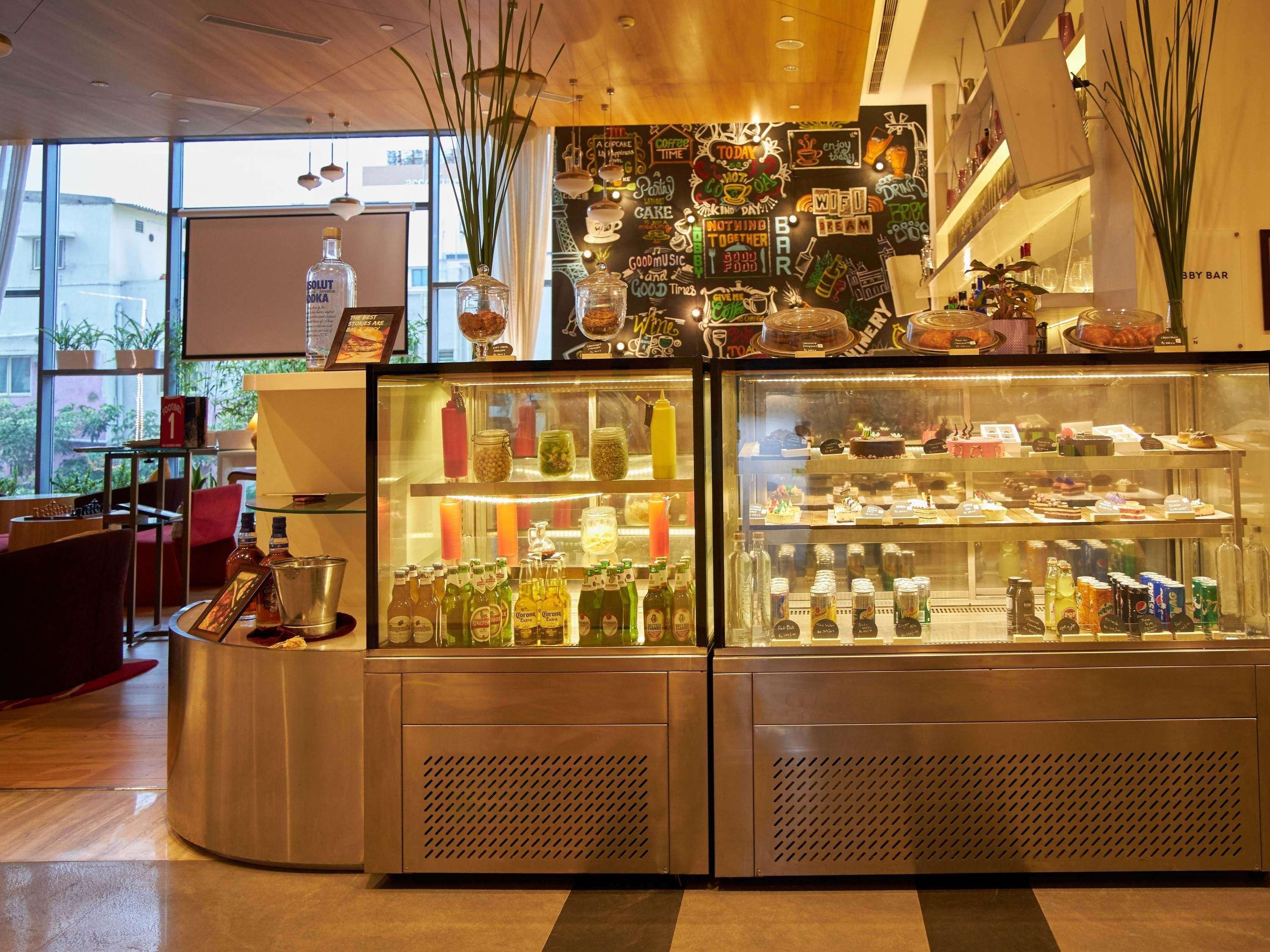 Novotel Chennai Sipcot ภายนอก รูปภาพ The pastry counter at the lobby