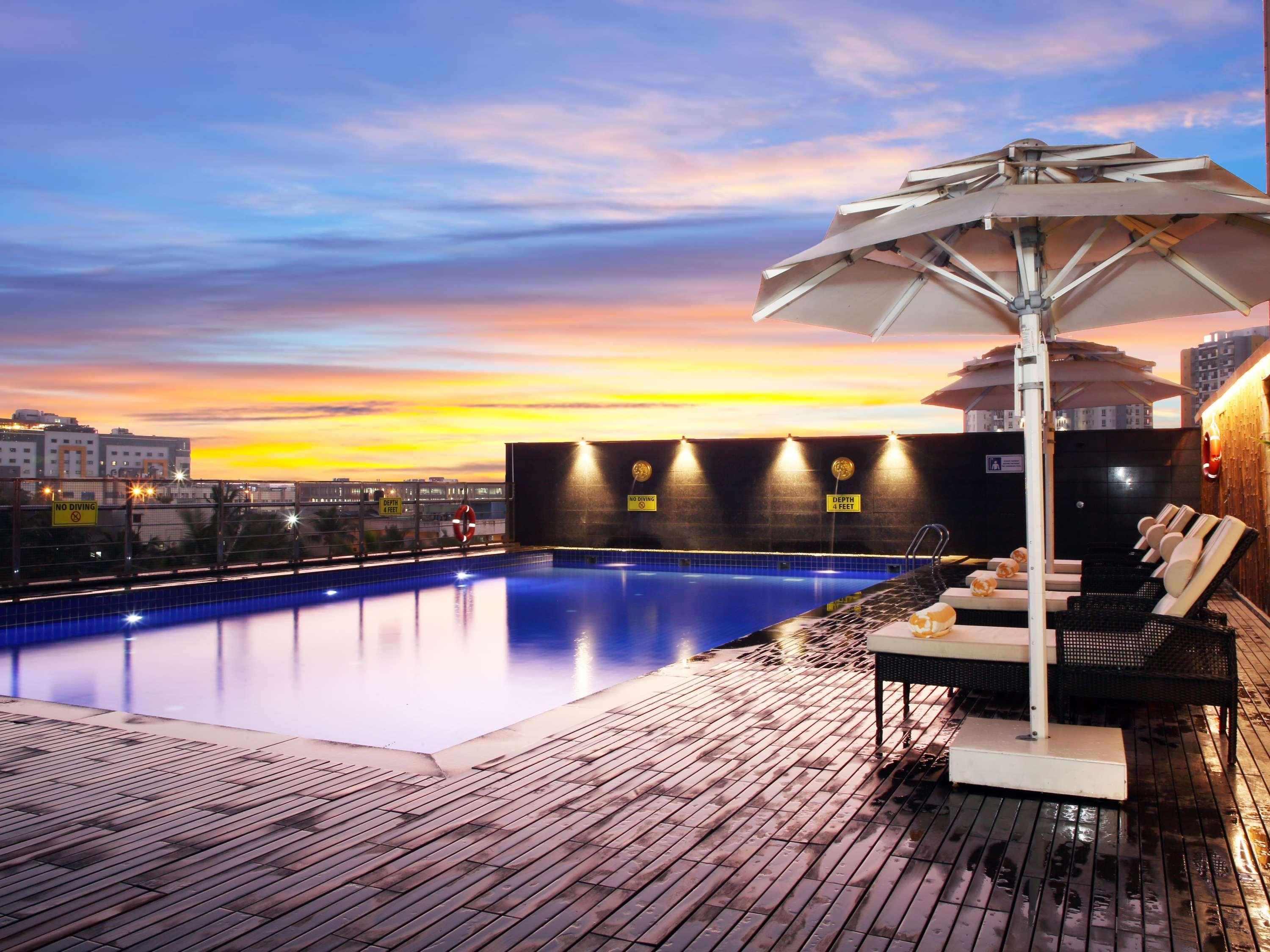 Novotel Chennai Sipcot ภายนอก รูปภาพ The swimming pool at the hotel