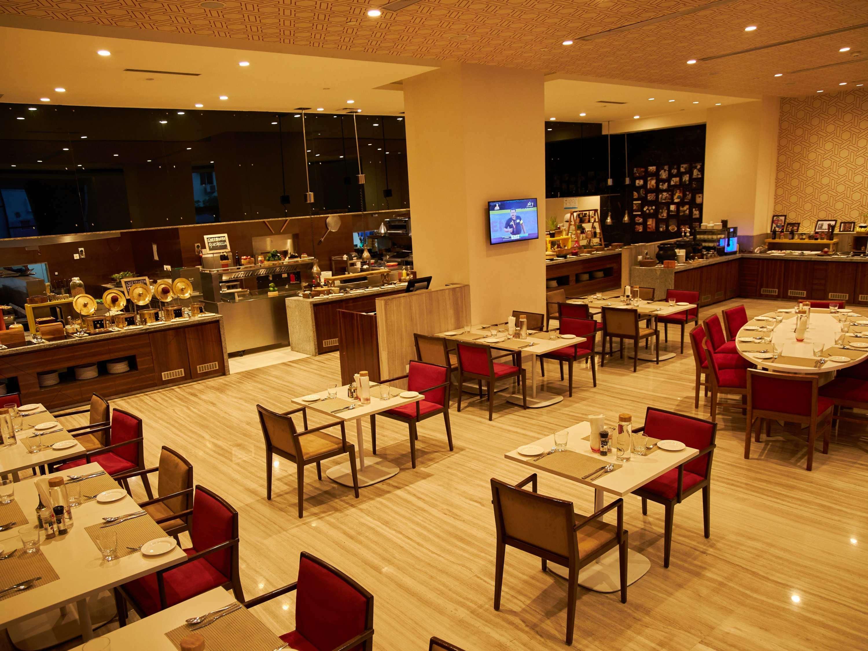 Novotel Chennai Sipcot ภายนอก รูปภาพ The restaurant at the hotel