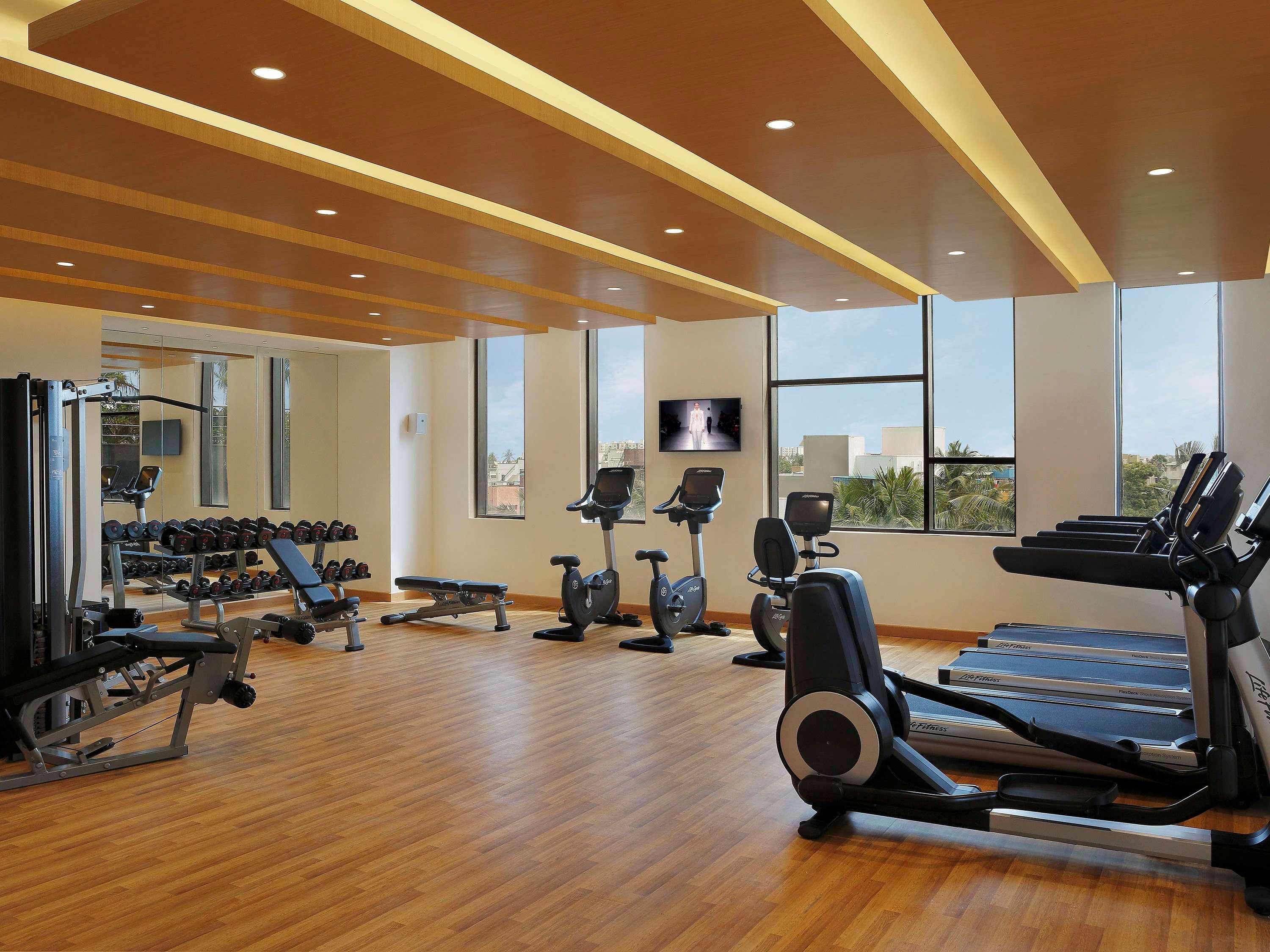 Novotel Chennai Sipcot ภายนอก รูปภาพ The gym at the hotel