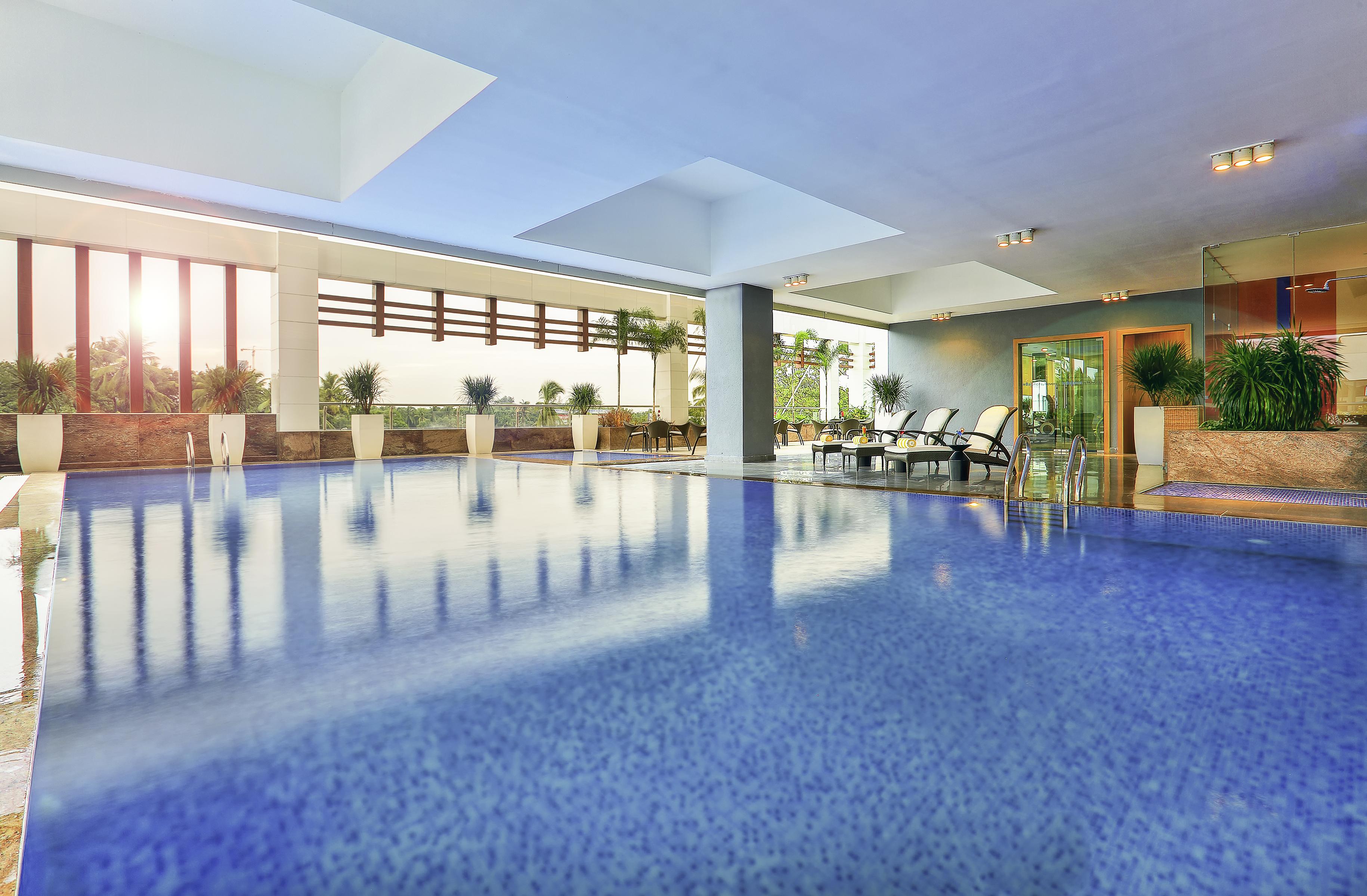 Novotel Chennai Sipcot ภายนอก รูปภาพ The swimming pool at the hotel