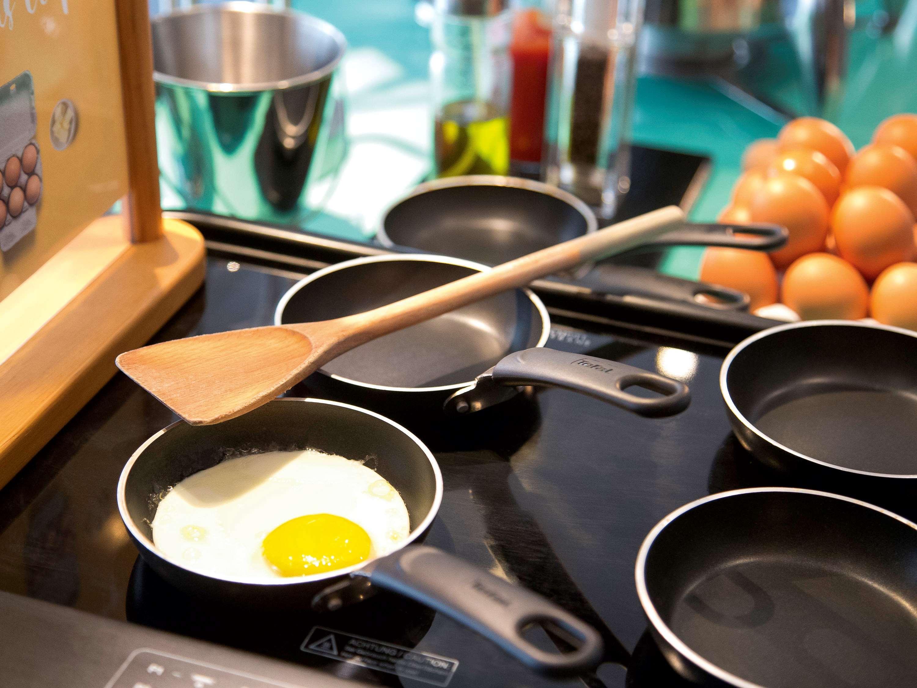 Novotel Chennai Sipcot ภายนอก รูปภาพ Non-stick frying pans