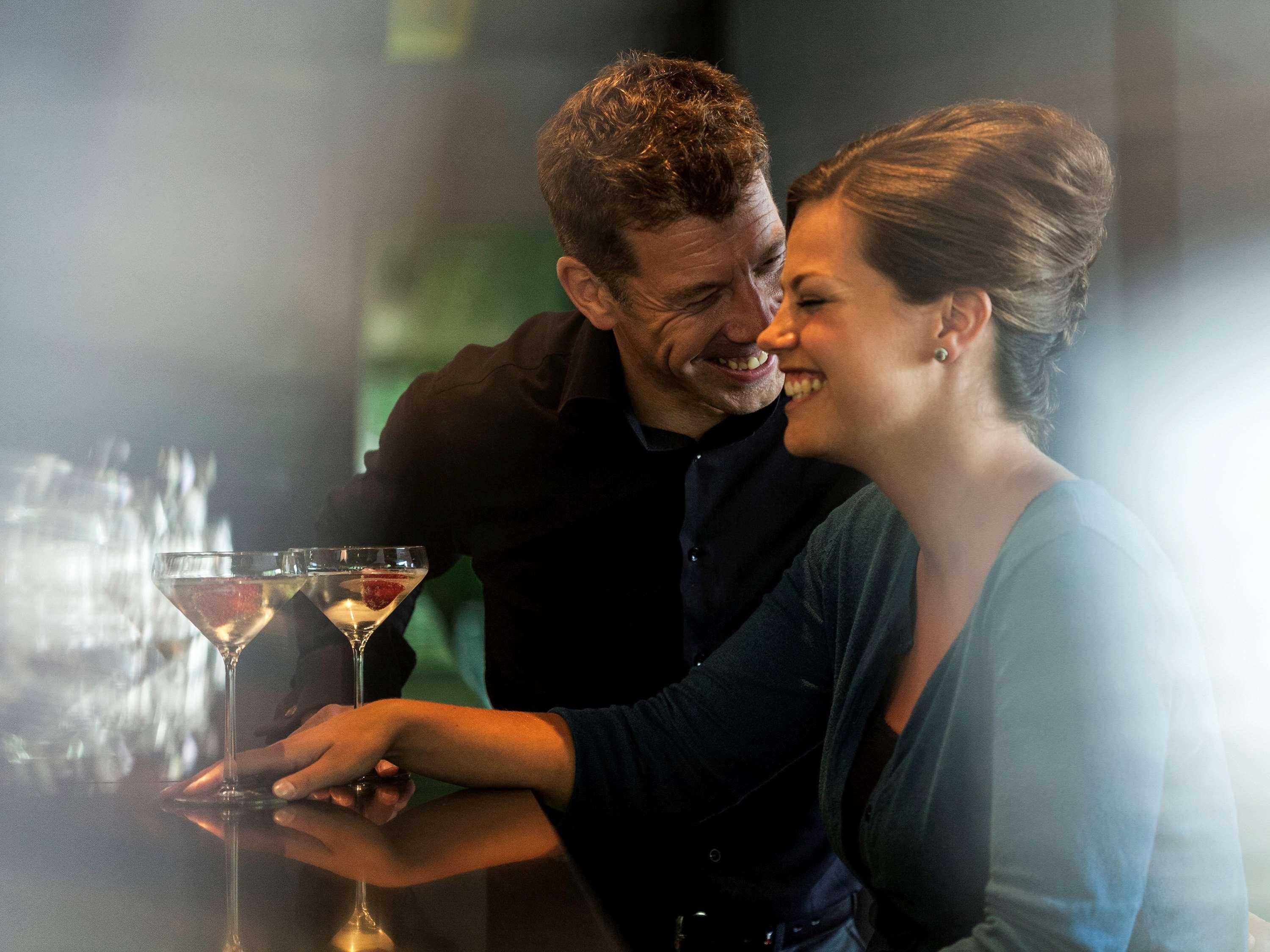 Novotel Chennai Sipcot ภายนอก รูปภาพ A couple flirting