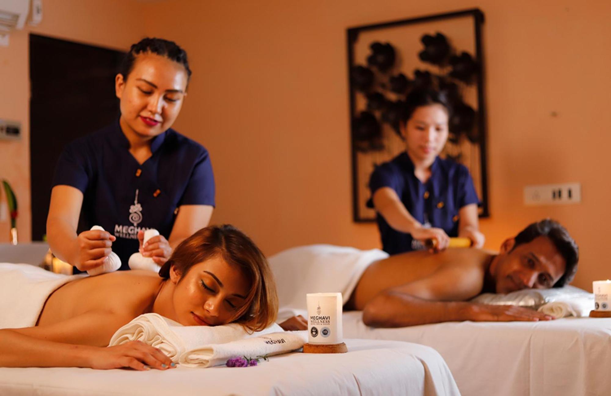 Novotel Chennai Sipcot ภายนอก รูปภาพ Ayurvedic massage at a spa in India
