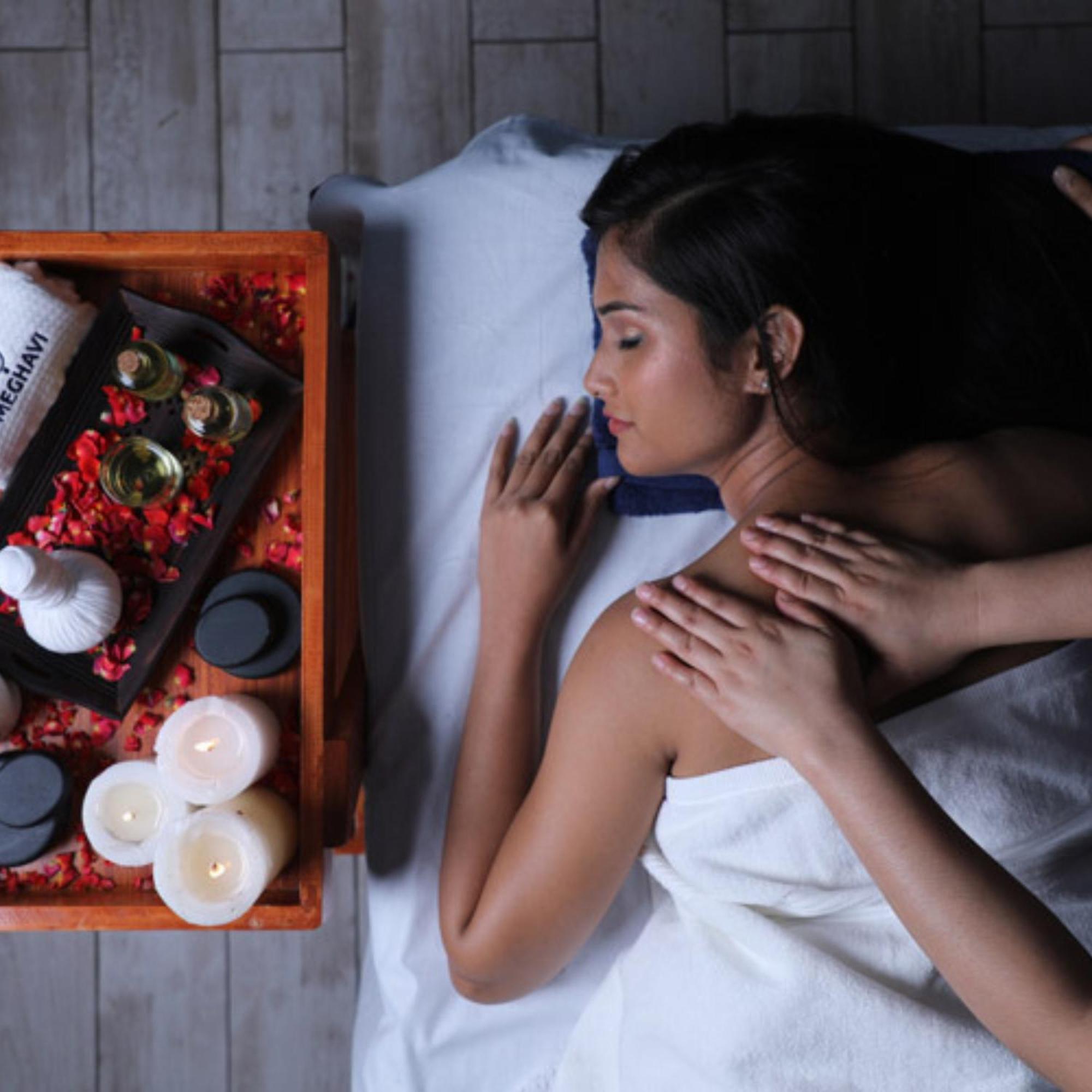 Novotel Chennai Sipcot ภายนอก รูปภาพ A woman receiving a massage