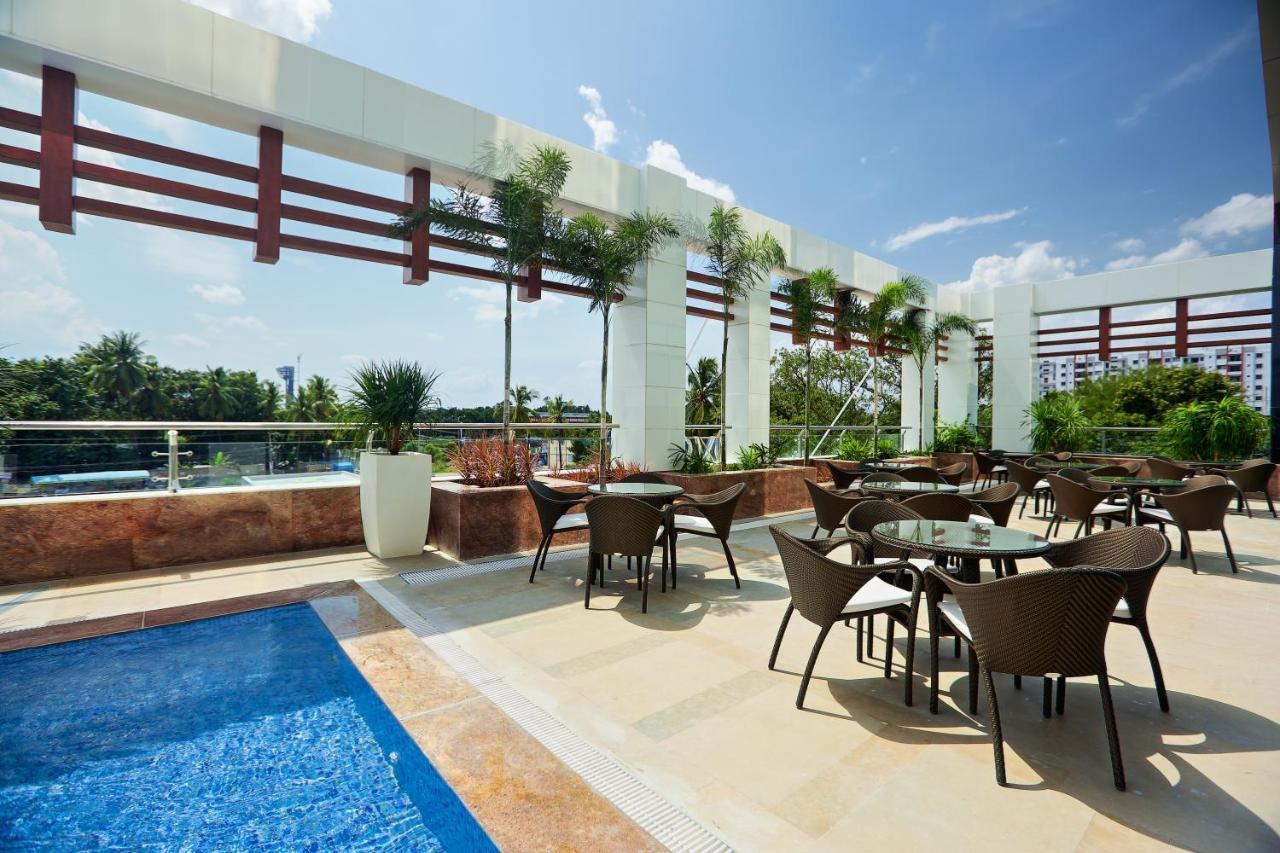Novotel Chennai Sipcot ภายนอก รูปภาพ Rooftop pool at the hotel
