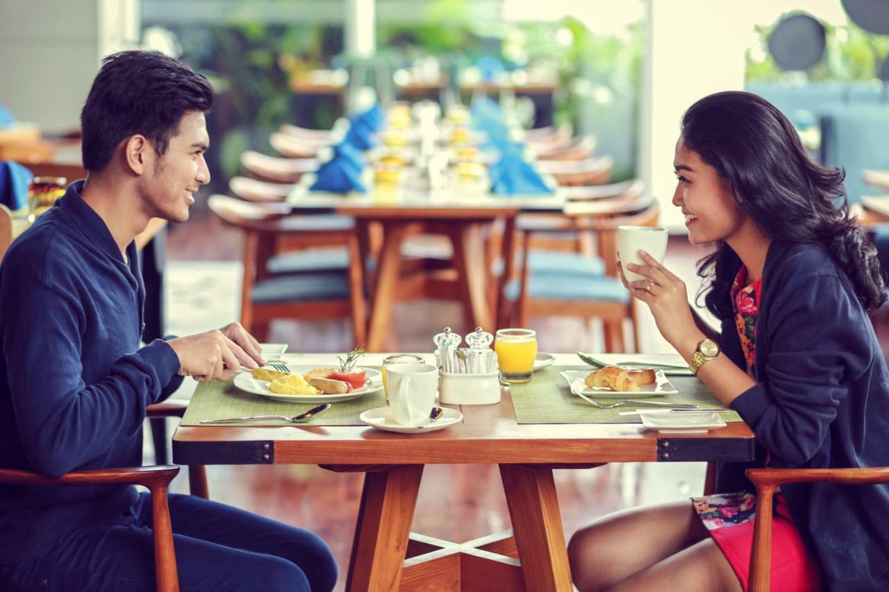 Novotel Chennai Sipcot ภายนอก รูปภาพ A couple eating breakfast