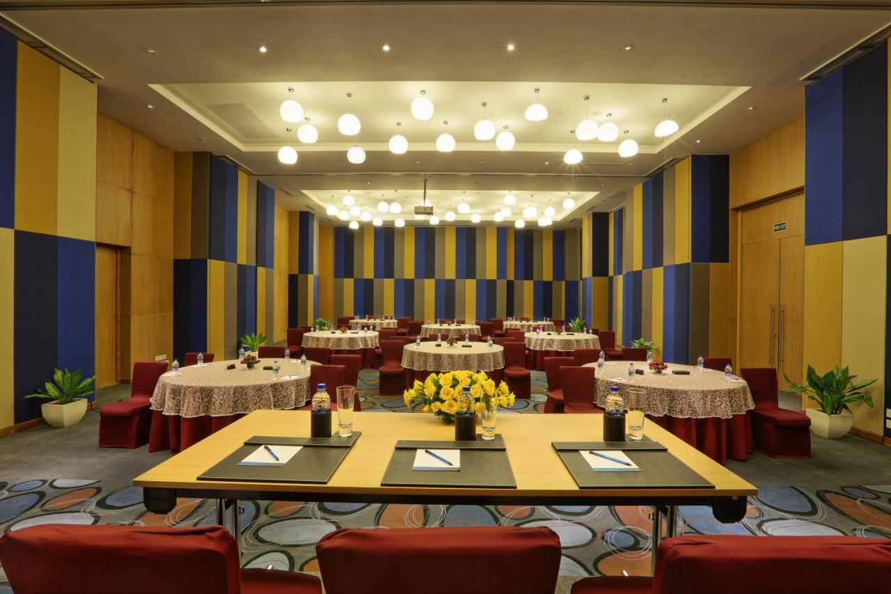 Novotel Chennai Sipcot ภายนอก รูปภาพ Meeting room