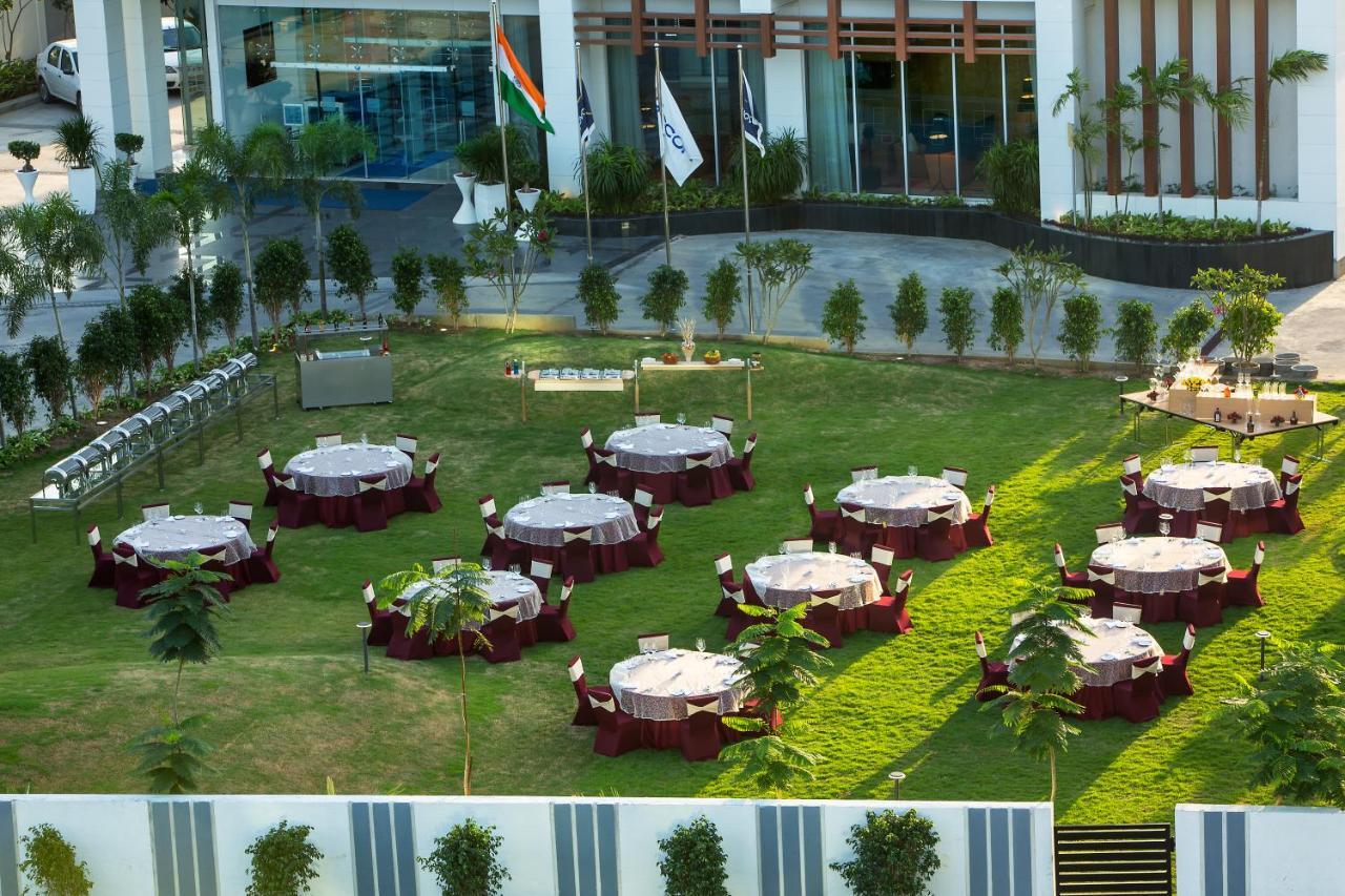 Novotel Chennai Sipcot ภายนอก รูปภาพ The lawn at the hotel
