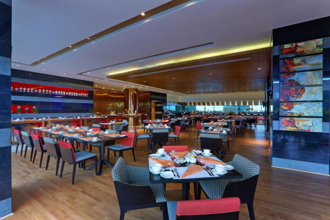 Novotel Chennai Sipcot ภายนอก รูปภาพ The interior of the restaurant