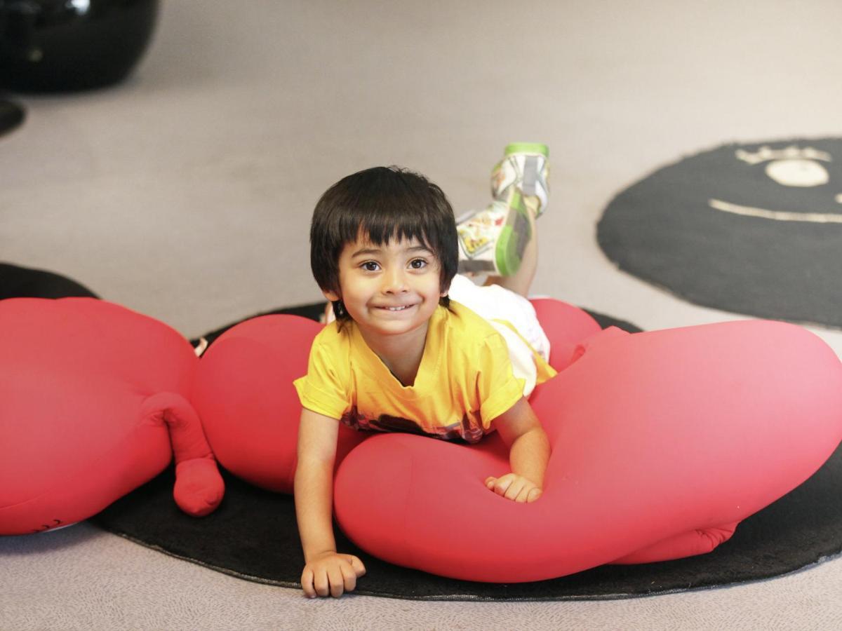 Novotel Chennai Sipcot ภายนอก รูปภาพ A child playing with a bean bag