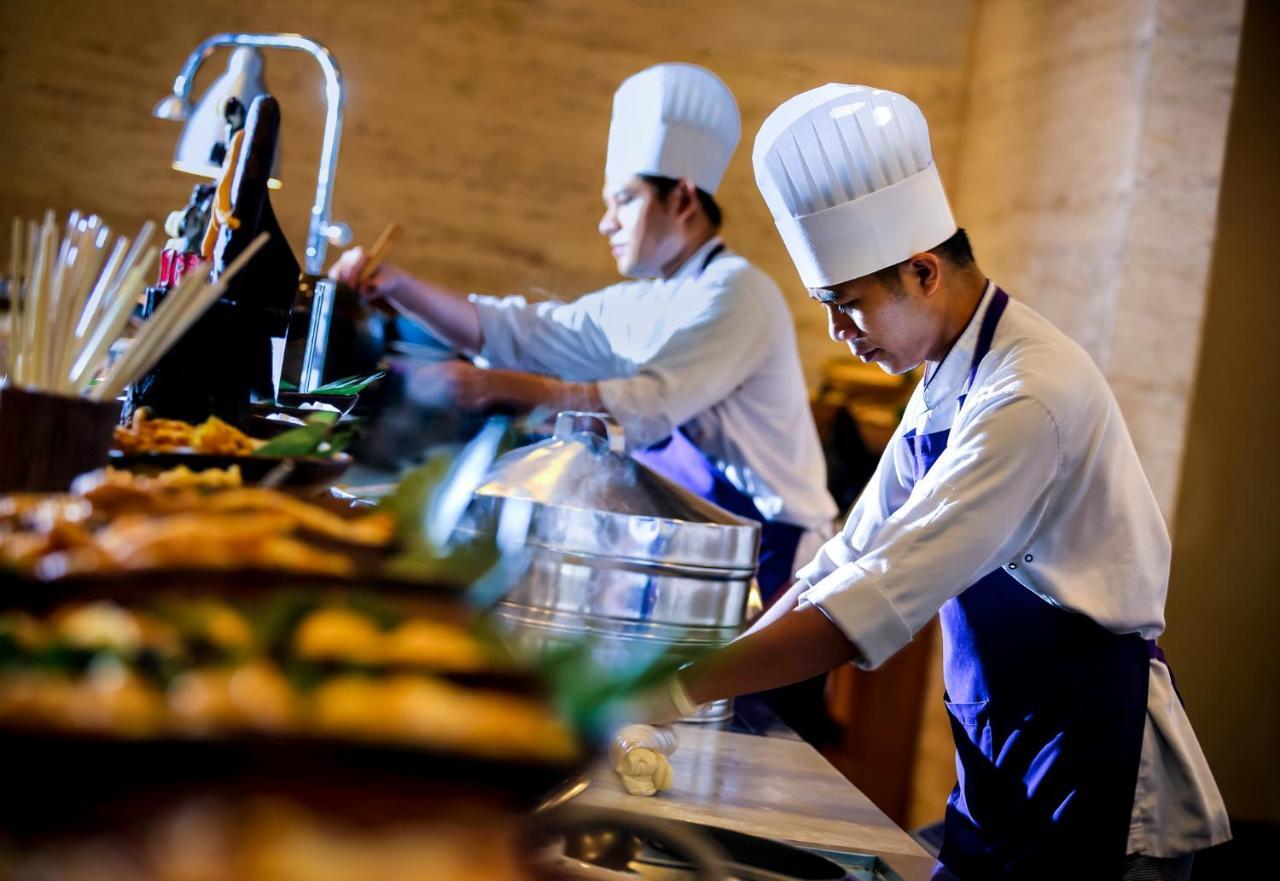 Novotel Chennai Sipcot ภายนอก รูปภาพ A chef at work