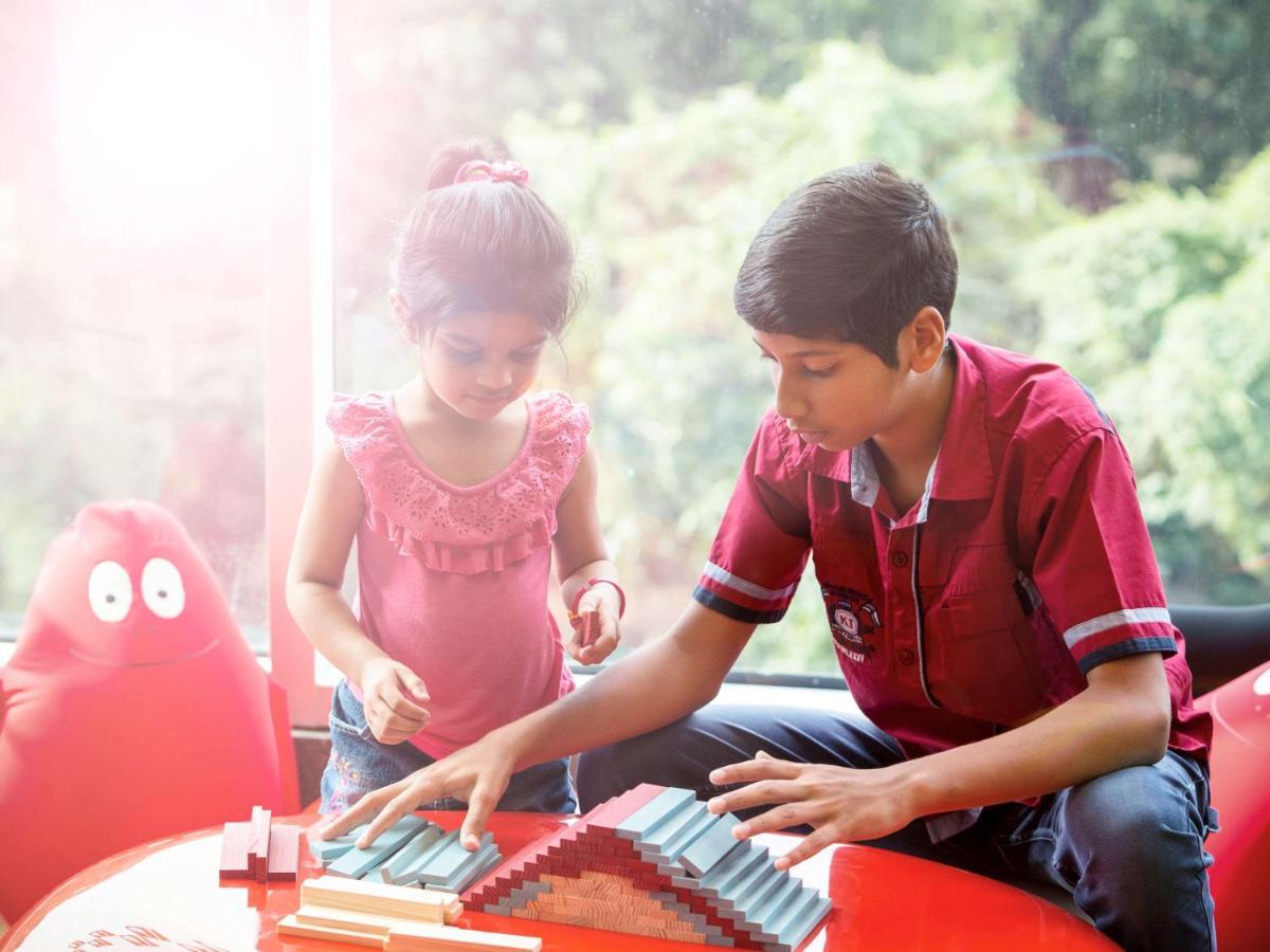 Novotel Chennai Sipcot ภายนอก รูปภาพ Children playing with the piano