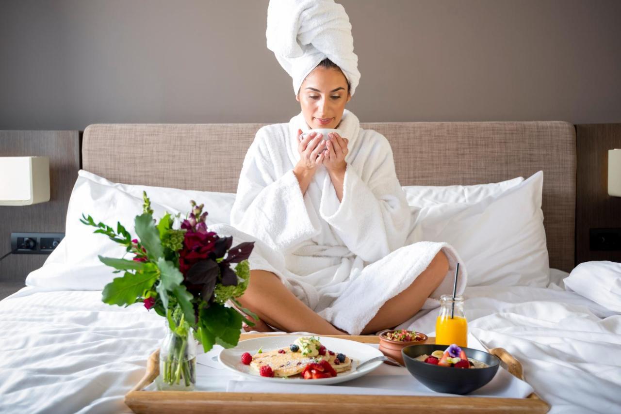 Novotel Chennai Sipcot ภายนอก รูปภาพ A woman in a bathrobe